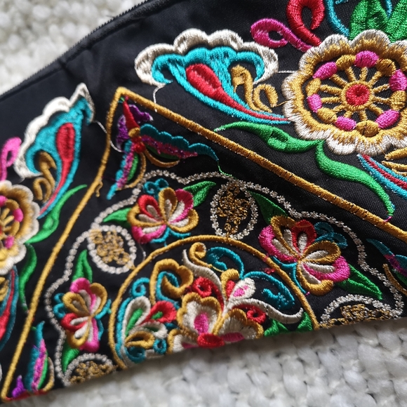 ๐ท๏ธ2/$20๐ท๏ธ Embroidered clutch - Picture 3 of 5